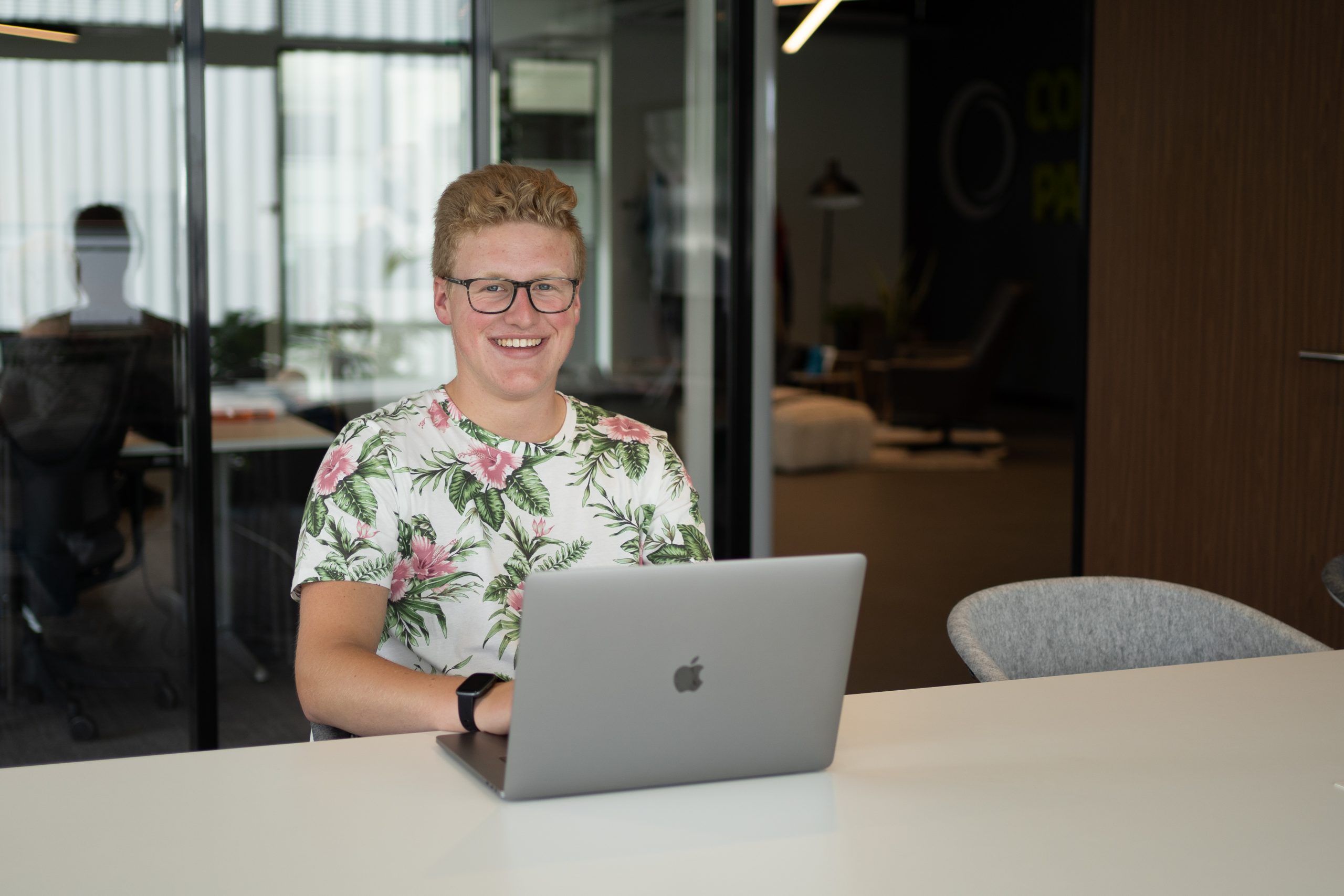 Jonge ondernemer Dylan Dekker achter laptop
